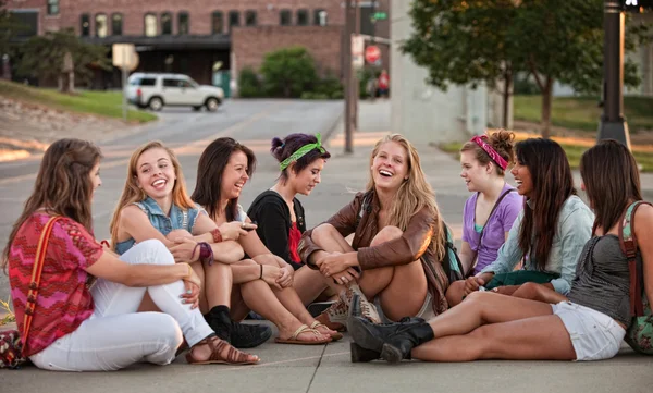 Otto belle ragazze sedute all'aperto — Foto Stock