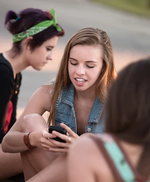 Carino giovanissima ragazze utilizzando telefono — Foto Stock