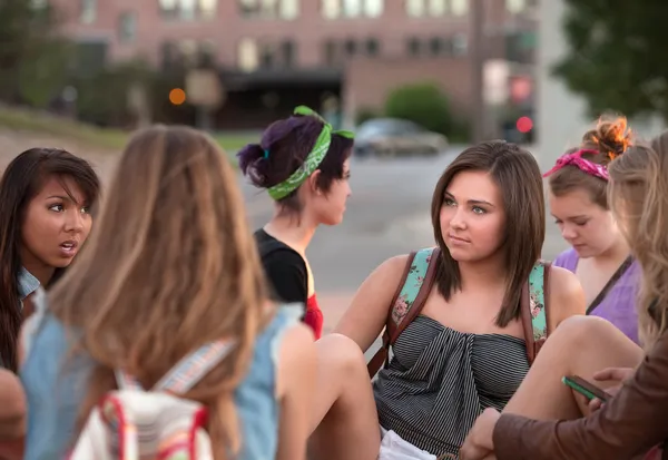 Estudantes do sexo feminino conversando fora — Fotografia de Stock