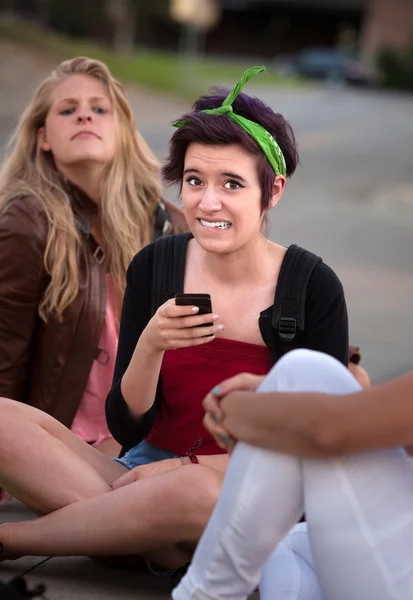 Imbarazzato ragazza con telefono — Foto Stock