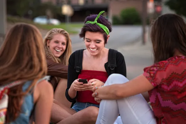 Hispanic tiener met vrienden en telefoon — Stockfoto