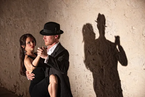 Tango dansçıları sahne ışıkları altında — Stok fotoğraf