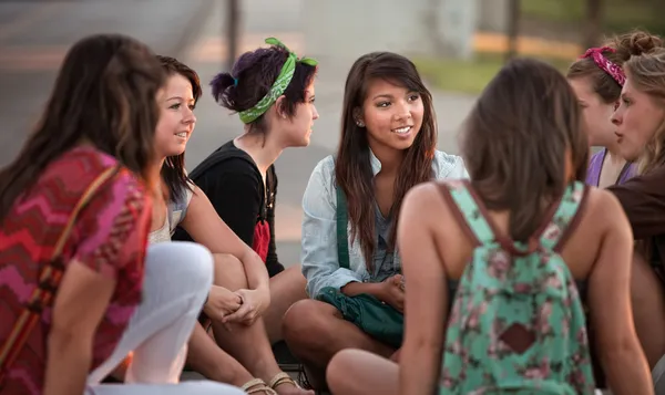 Vrouwelijke studenten praten buiten Stockfoto
