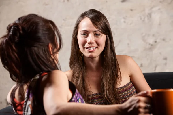 Twee mooie dames praten — Stockfoto