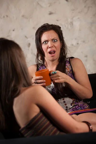 Geschokt vrouw met vriend — Stockfoto