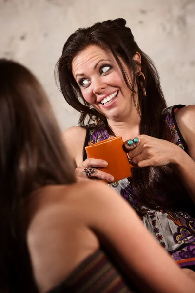 Mujer feliz hablando con un amigo — Foto de Stock