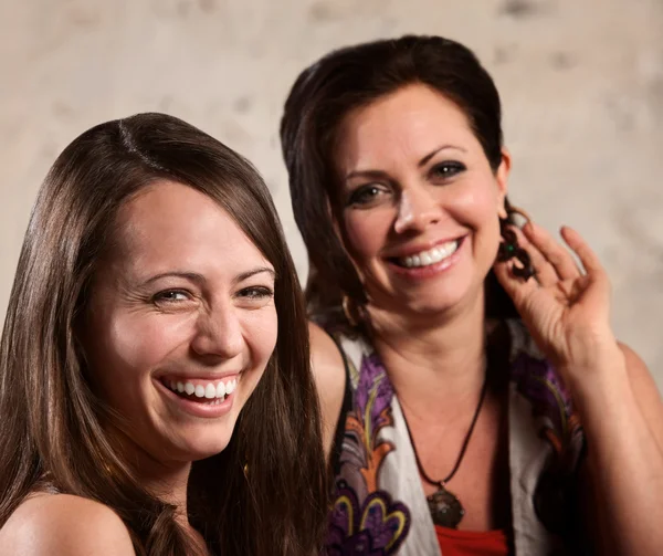 Twee gelukkige vrouwen — Stockfoto