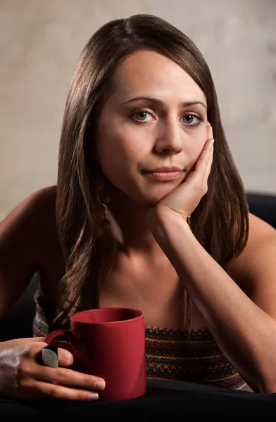 Donna calma che tiene la tazza rossa — Foto Stock