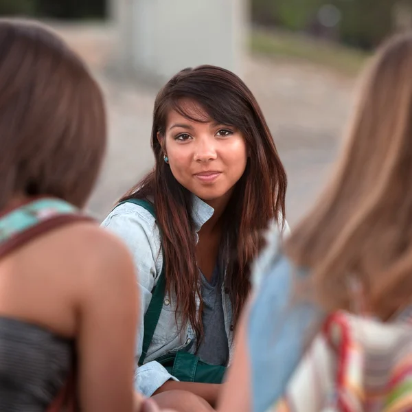 Chica joven con sonrisa tranquila — Foto de Stock