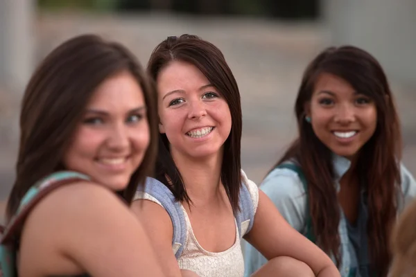 Drie mooie tiener studenten — Stockfoto
