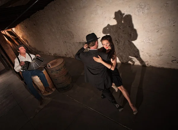 Genç tango dansçılar gerçekleştirmek — Stok fotoğraf