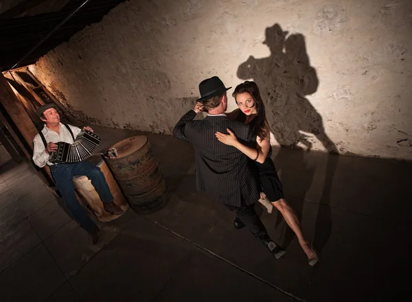 Jóvenes bailarines de tango — Foto de Stock