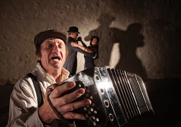 Jogador de acordeão cantando para dançarinos — Fotografia de Stock