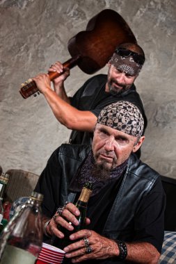 Adamın biri bir gitarla isabet