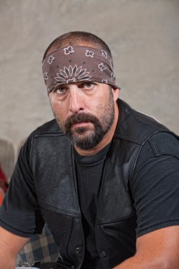 deri yelek ciddi sakallı adam