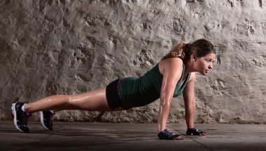 Kadın yalnız şınav