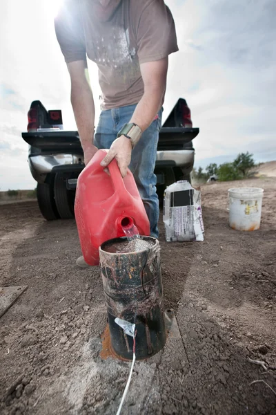 Pyrotechnische werknemer gieten benzine — Stockfoto