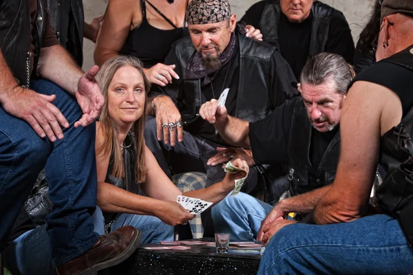 Motociclista gangue membro perde para mulher — Fotografia de Stock