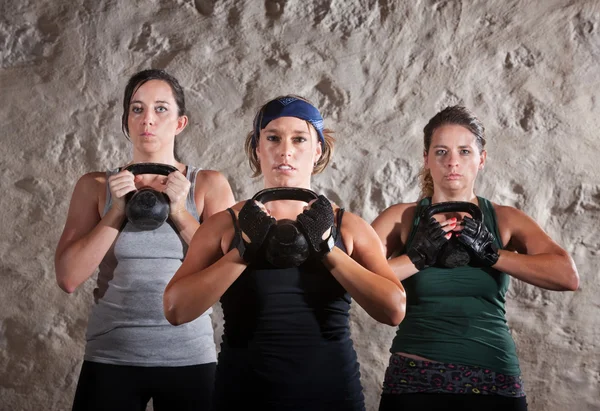 Amis faisant l'entraînement de style de camp de démarrage — Photo