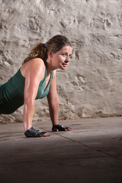 Jeune dame faisant push-ups — Photo