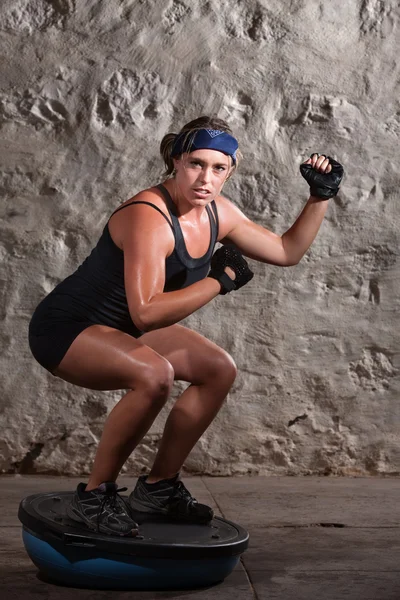 Mujer en cuclillas en Bosu — Foto de Stock