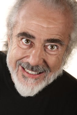 adam korkutucu bir gülümseme ile