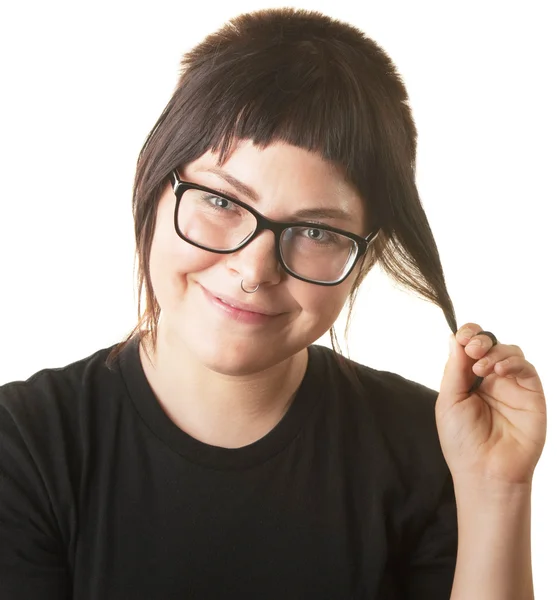 Sonriente hembra jugando con el pelo — Foto de Stock