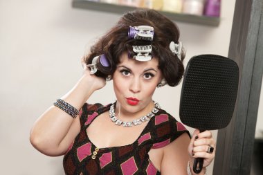 curlers ayna tutan kadın