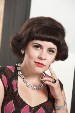 kadın parmağını yanağına