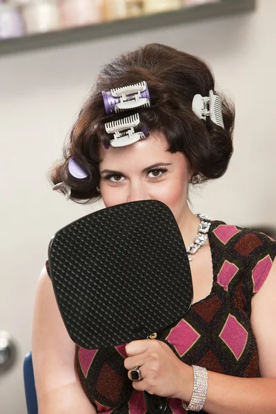 Mulher em Curlers por trás do espelho — Fotografia de Stock