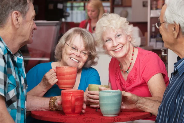 Lachende senior dames — Stockfoto