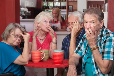 yüksek sesle arkadaşıyla utanç yaşlılar