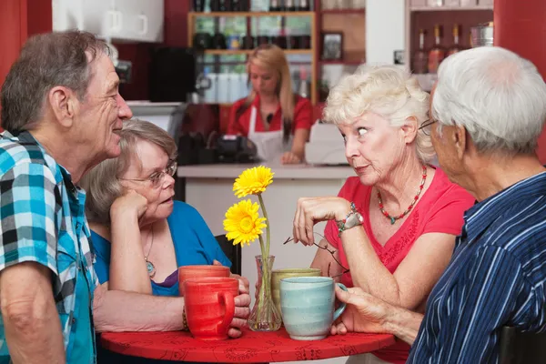 Mogen grupp vänner talar — Stockfoto