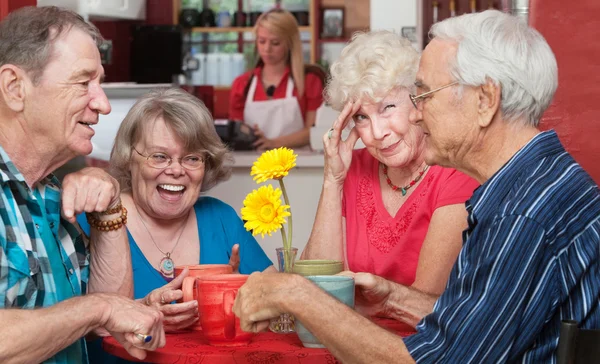 Mujer con amigos sosteniendo la cabeza —  Fotos de Stock