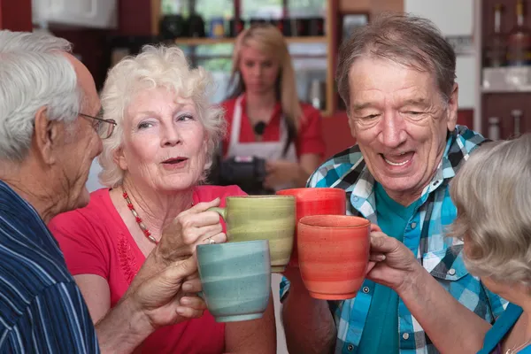 Groupe de quatre aînés Célébration — Photo