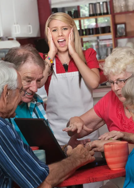 Gritando Watiress y discutiendo Seniors — Foto de Stock