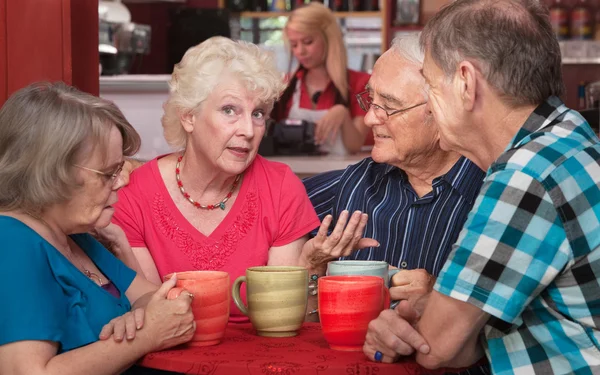 Vrij senior vrouw praten met vrienden — Stockfoto