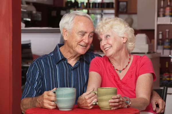 Симпатичная влюбленная пожилая пара — стоковое фото