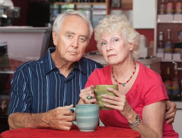 Ernstes Seniorenpaar mit Kaffee — Stockfoto