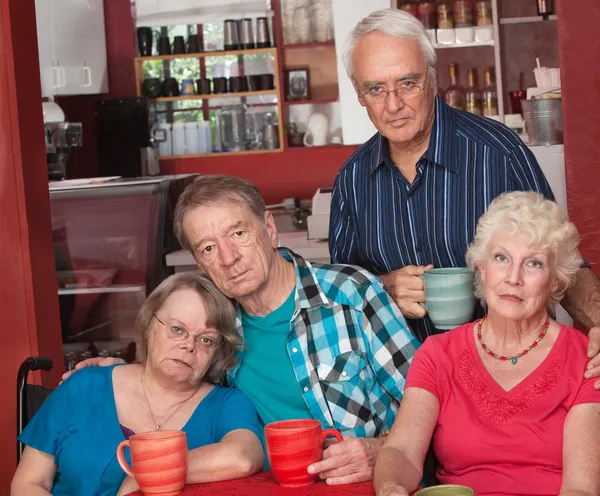 Triste gruppo di amici anziani — Foto Stock