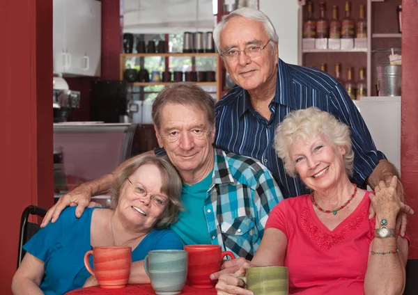 Kaukasische Senioren sitzen zusammen — Stockfoto