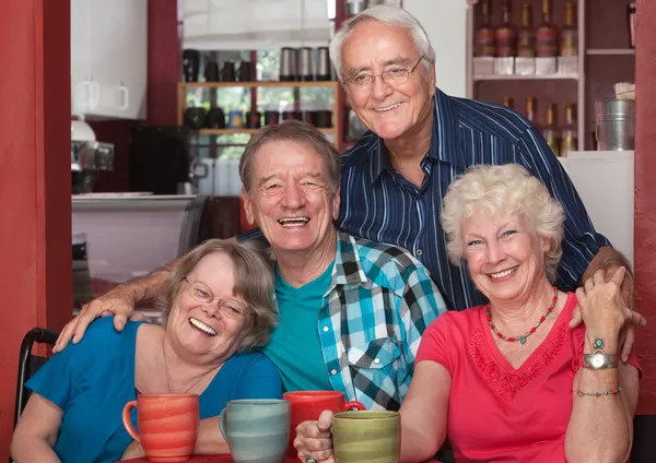 Lachen senioren in café — Stockfoto