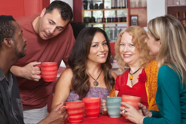 Attraktive Damen mit Männern im Café — Stockfoto