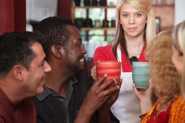 Hostess trazendo bebidas — Fotografia de Stock