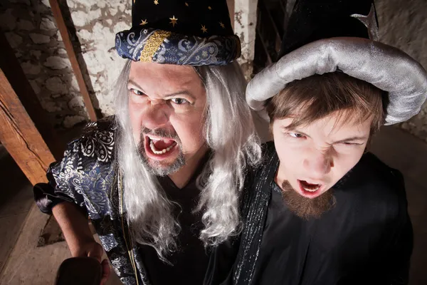 Vader en zoon wizards schreeuwen — Stockfoto