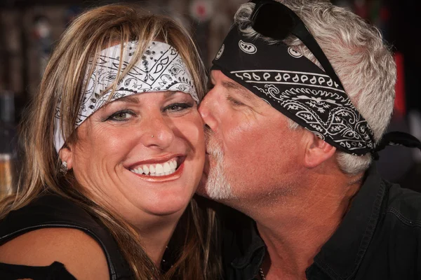 Olgun sakallı adam kadını öpüyor — Stok fotoğraf