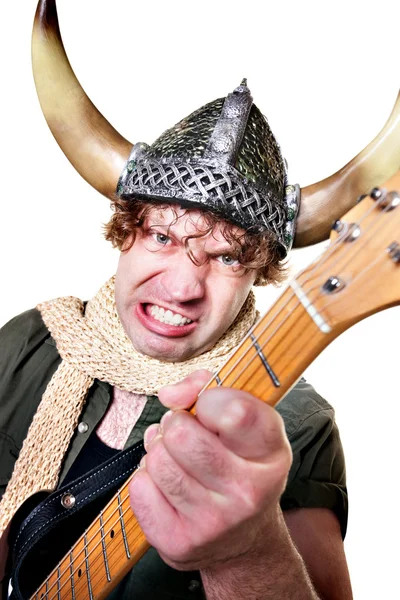 バイキングのヘルメットを持つ強烈なギタリスト — ストック写真