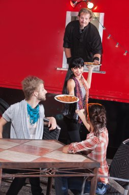 arkadaşlar sıcak pizza kamyondan al.