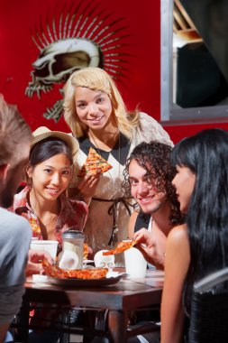 farklı grup dışında pizza yemek