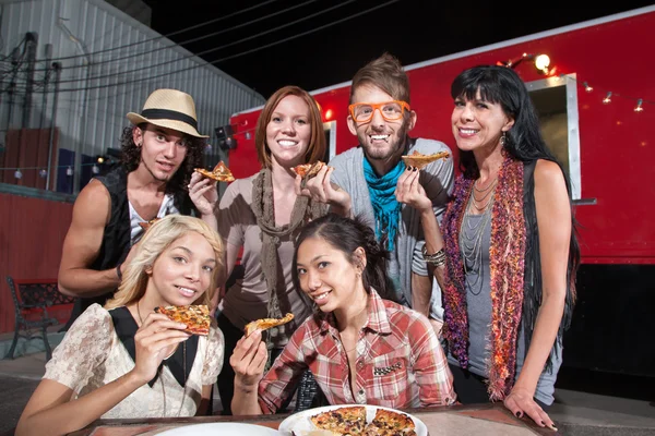 Glückliche Gäste mit Pizza — Stockfoto